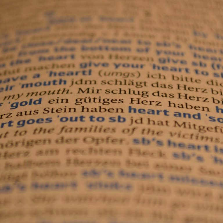 Nahaufnahme von von einer Seite aus einem deutsch-englischen Wörterbuch.