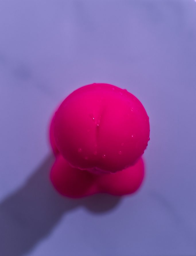 Ich sag's mal so: Es ist ein abstraktes, kunstvolles Foto von einem Sextoy an einer Duschwand. 